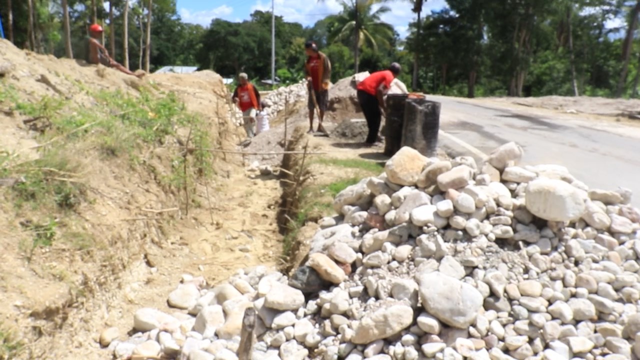 Pekerjaan Drainase yang masih dikerjakan para pekerja lapangan (foto.doc.fajartimor)