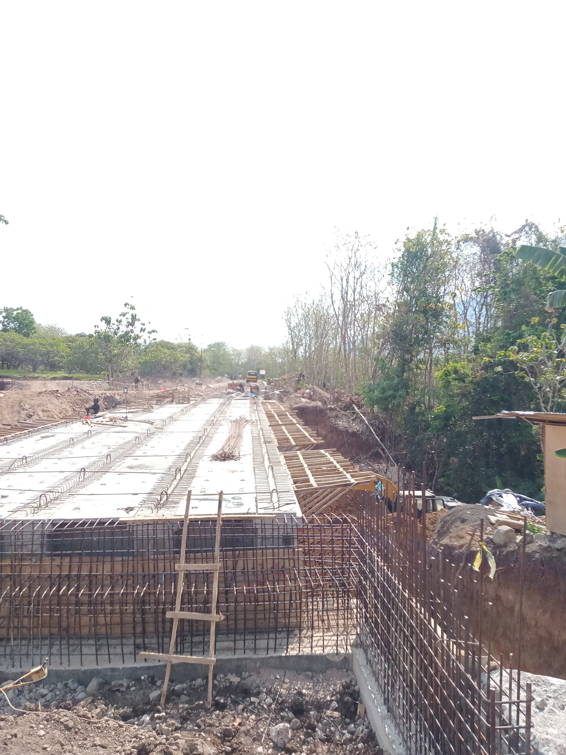 Gambar pemasangan lantai deck Jembatan Bliko Adonara Flores Timur-NTT (foto istimewa)