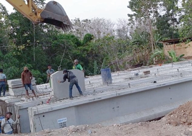 Gambar. Pemasangan dinding modular pra cetak jembatan Bliko Adonara menggunakan alat bantu eksavator bukan crane. (Foto insert)
