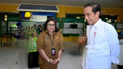 DRA. Safirah Cornelia Abineno Kepsek SMKN 5 Kota Kupang menerima kunjungan Presiden Jokowi di SMKN setempat, saat kunjungan Presiden ke NTT.(foto istimewa)